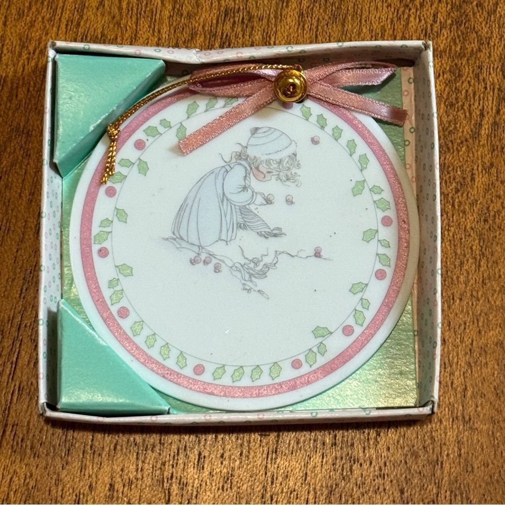 Vintage Deadstock NIB Precious Moments Christmas Ornament # 229822 Enesco 3.25”